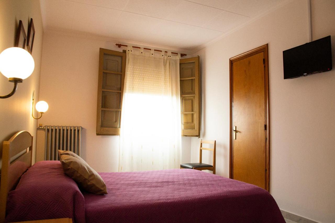 Hostal Montserrat Montseny Exterior photo