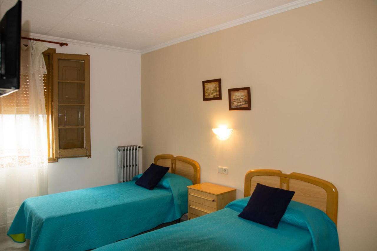 Hostal Montserrat Montseny Exterior photo