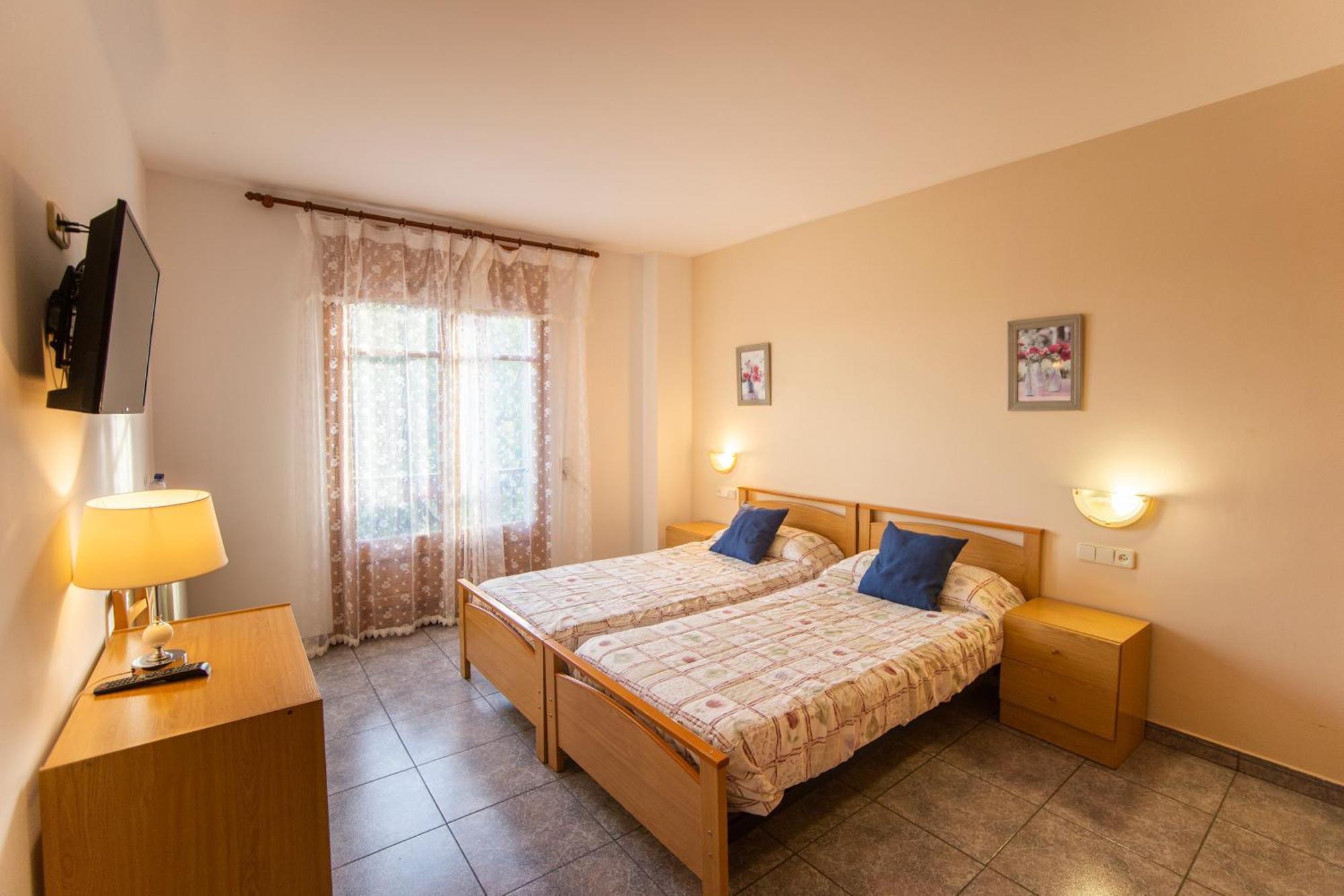 Hostal Montserrat Montseny Exterior photo