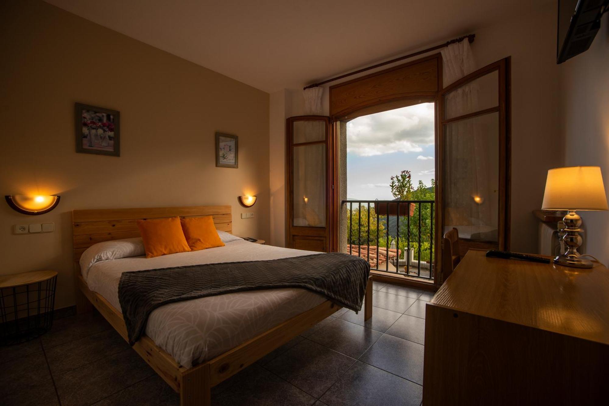 Hostal Montserrat Montseny Exterior photo